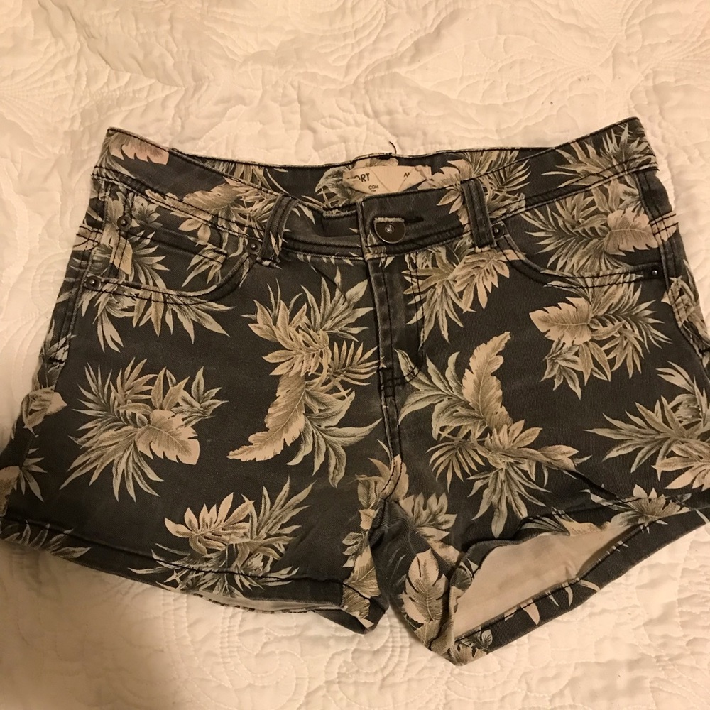 Cotton-on slightly high waisted shorts